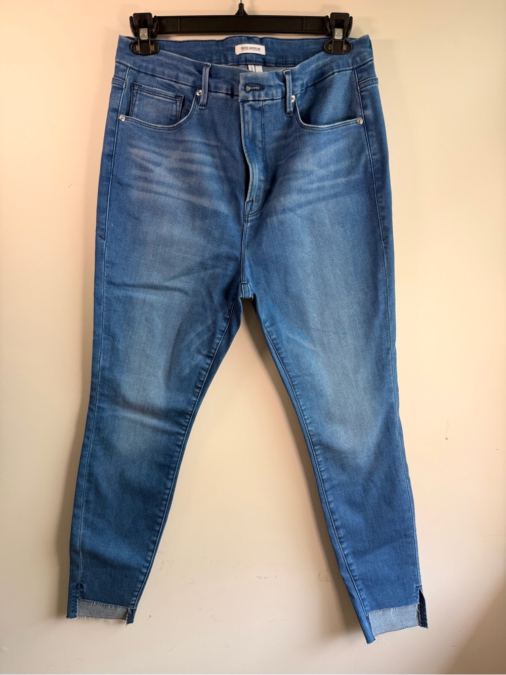 Good American Good Waist Skinny Jeans in Faded Blue Wash
